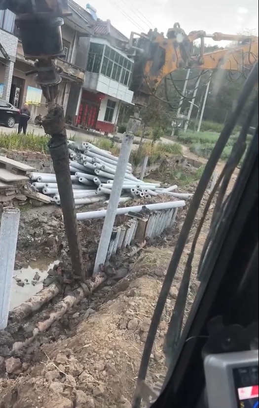 水泥仿木樁廠家泓樺錦嘉-水泥樁打樁是否需要預(yù)鉆孔？